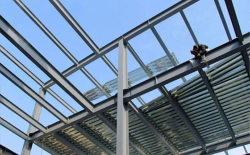 新城镇新城镇钢结构加工中的切割与钻孔精度控制要点